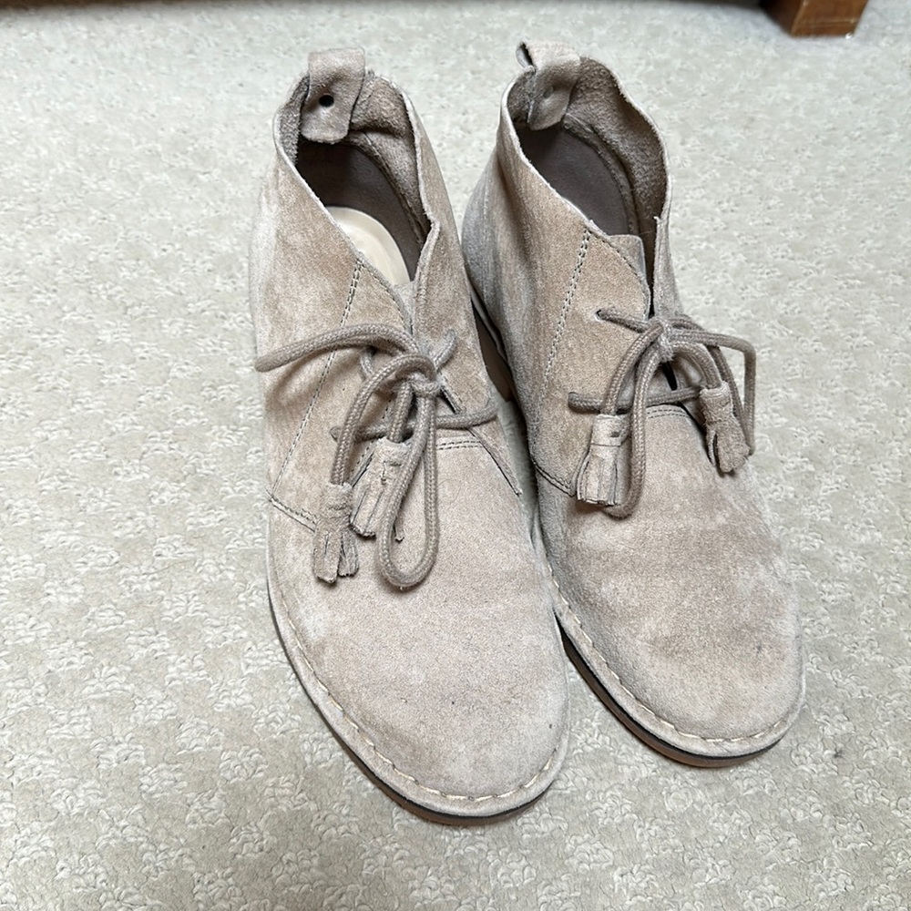 Hush Puppies tan chukka boots, size 7